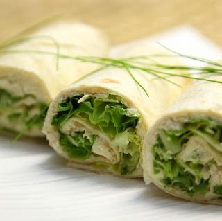Tortiljini zvitki s piščancem, feta sirom in solato