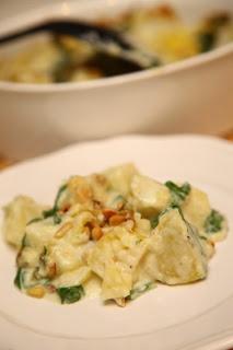 Gratiniran krompir s špinačo, parmezanom in pinjolami