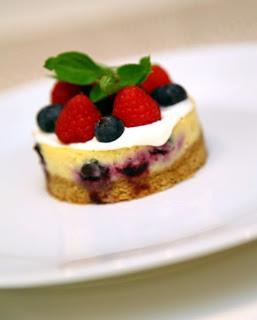 Cheesecake / sirovo pecivo z malinami in borovnicami