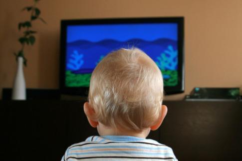 Ali res gledanje televizije negativno vpliva na malčke?