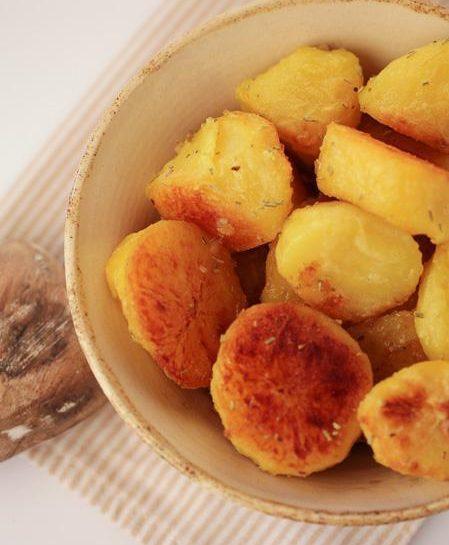 Hrustljavi krompir s česnom in rožmarinom
