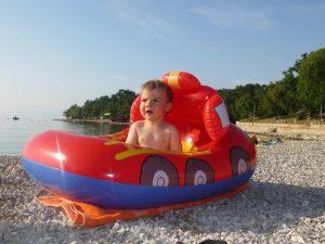 Čofotamo na plaži. :)