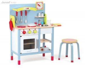 To prelepo kuhinjo lahko naročite tukaj - http://lly.si/products/lesena-otroska-kuhinja-picnik-duo