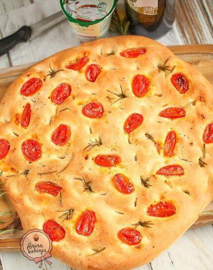 Focaccia/fokača s kozjim jogurtom, češnjevim paradižnikom in rožmarinom