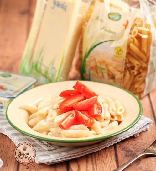 Testenine/penne s tremi siri in češnjevimi paradižniki