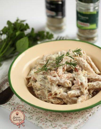 Polnozrnate penne s parmezanom, kuhanim pršutom in origanom