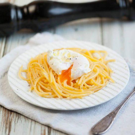 Špageti aglio olio s poširanim jajcem