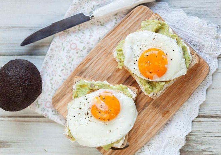 Toast s kremnim sirom, avokadom in jajcem