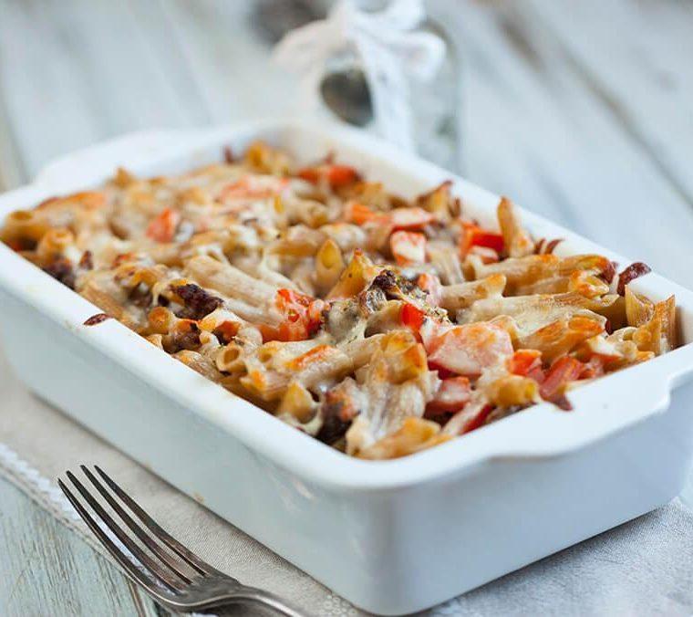 Gratinirane penne z mleto govedino, paradižnikom in mocarelo