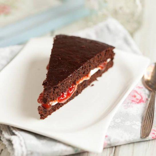 Brezjajčna, brezglutenska čokoladna torta z jagodnim džemom in kislo smetano