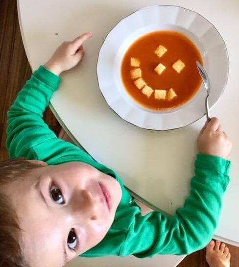 Juha iz paprike in bučke s polenta kockami