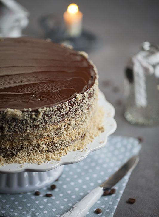 Kavna cimetovo orehova torta oblita s čokolado