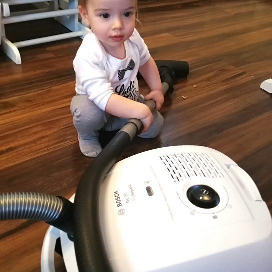Ko se otrok pri letu in pol odloči da bo vse naredil sam