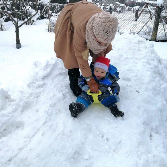 Nostalgija na sneženo otroštvo, sanke z volanom in lopate za sankanje