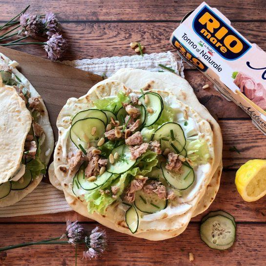 Grški giros s feta namazom, tunino in pinjolami