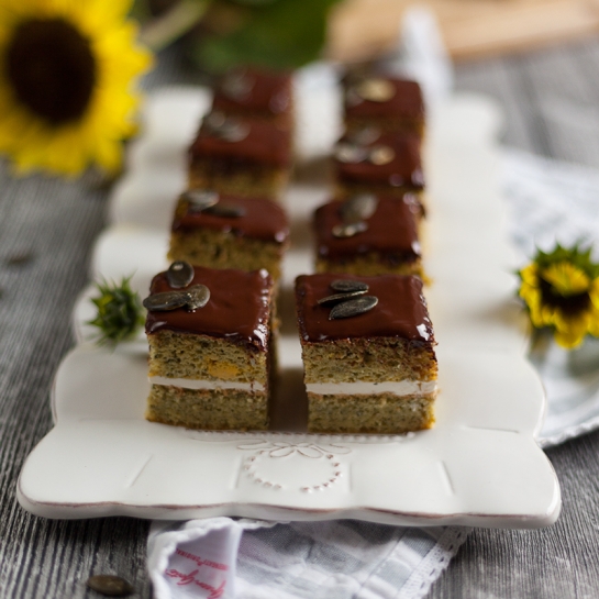 Kocke iz bučnih semen s kislo smetano in čokoladnim oblivom – brez glutena, primerno za diabetike