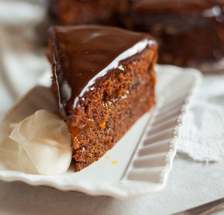 Klasična Sacher torta z domačo marelično marmelado