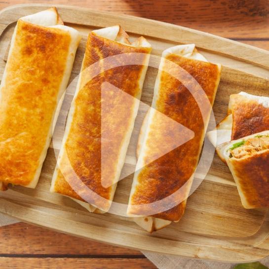 Zapečeni topli tortiljini zvitki s špinačo, skušo in zeleno pomako
