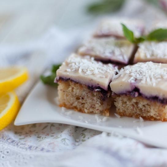 Brezjajčne borovničeve vaniljeve kocke s kokosom