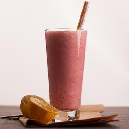 Proteinski napitek z malinami, limonado in banano