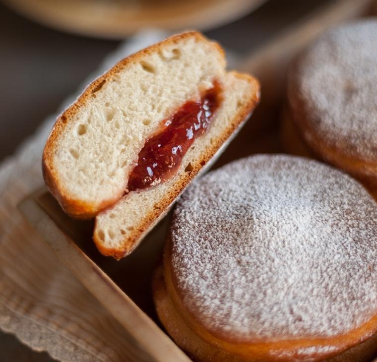 Veganski pirini pečeni krofi z domačo jagodno marmelado
