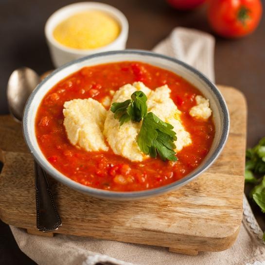 Kremna polenta in paradižnikova omaka