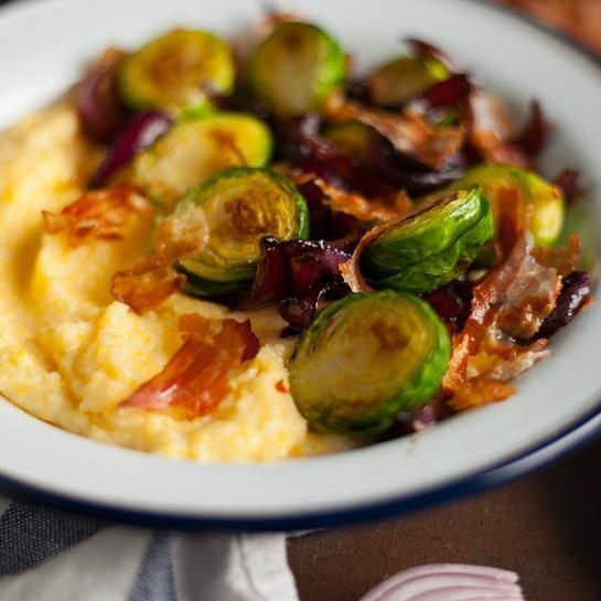 Polenta nadevana z balzamično rdečo čebulo, brstičnimi ohrovti in panceto