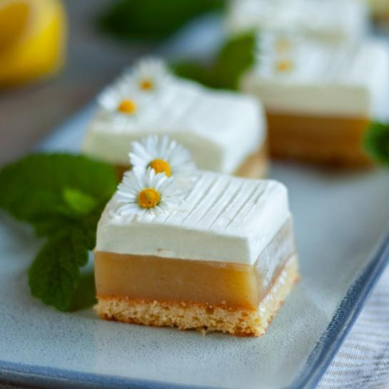 Jabolčne puding kocke s smetano