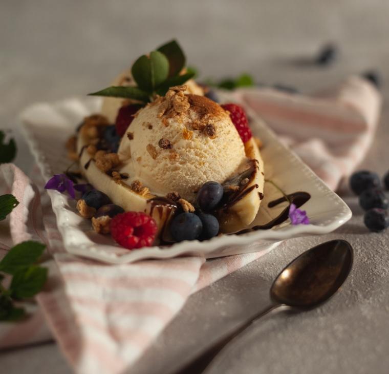 Zdrava banana split z jagodičevjem