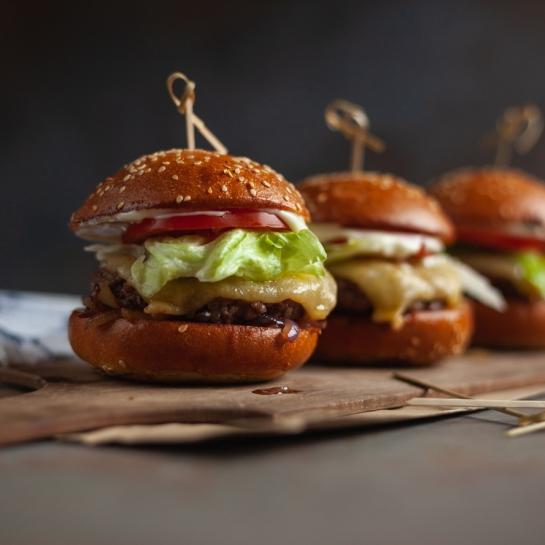 Burger z govedino in karamelizirano čebulo