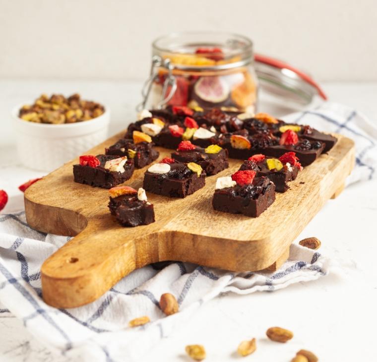 Veganske čokoladne kocke s sadjem in oreščki
