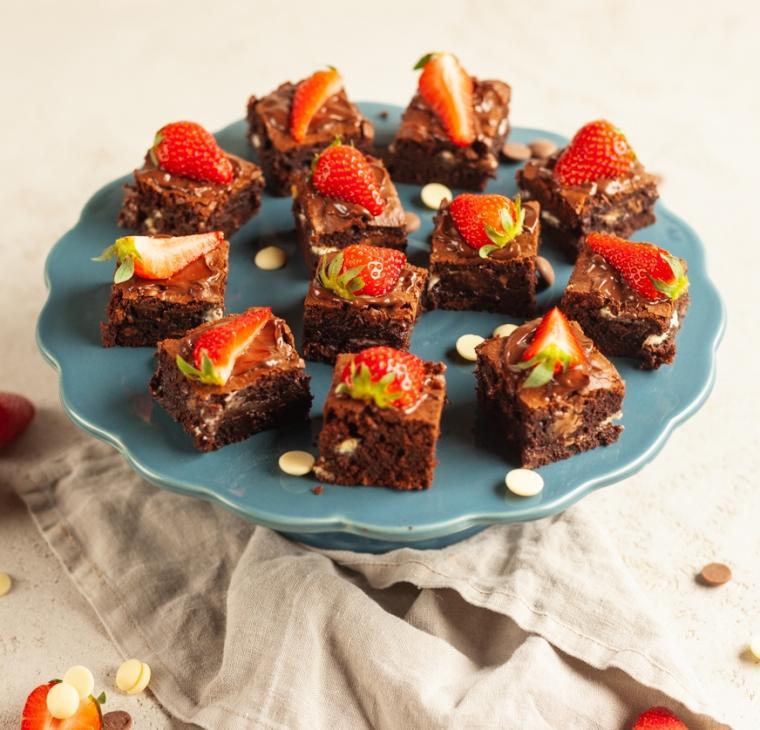 Trojno čokoladni rjavček – brownie z jagodami