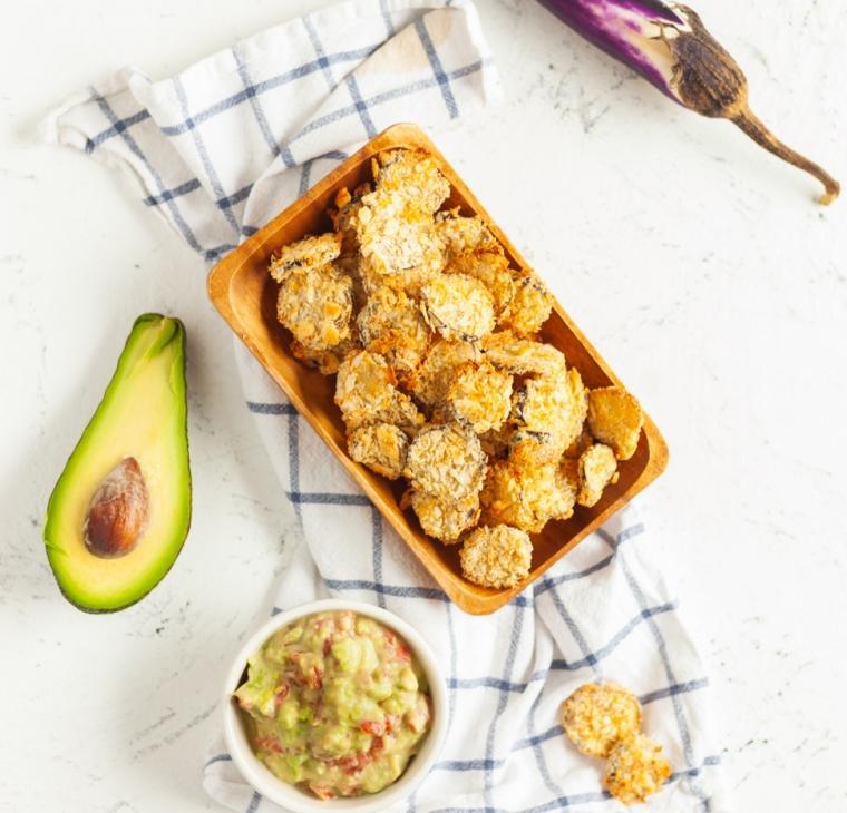 Hrustljav zdrav čips iz jajčevcev z guacamole pomako
