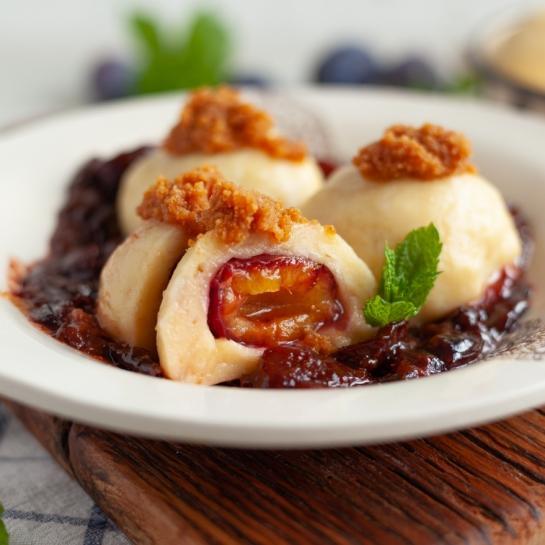 Tradicionalni krompirjevi slivovi cmoki z drobtinami