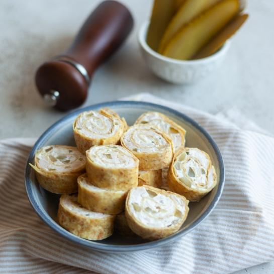 Tortiljina kolesa s šunko in kislimi kumaricami