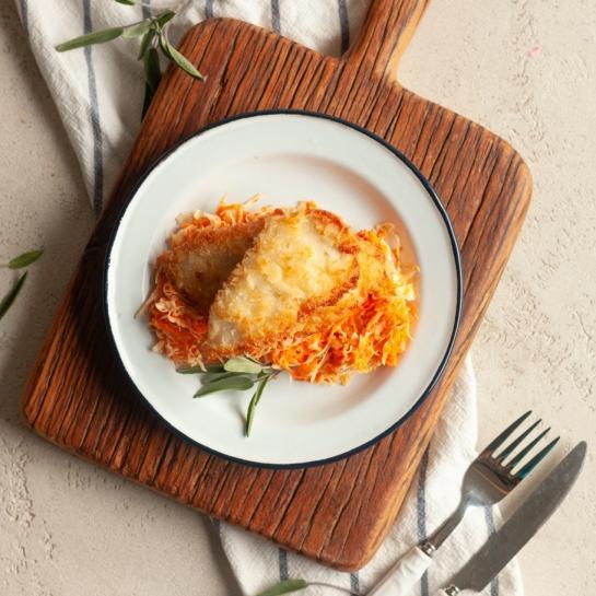 Zeljna solata coleslaw in ocvrti zrezki na jogurtu