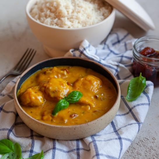Curry omaka s piščančjimi bedri in suhim paradižnikom