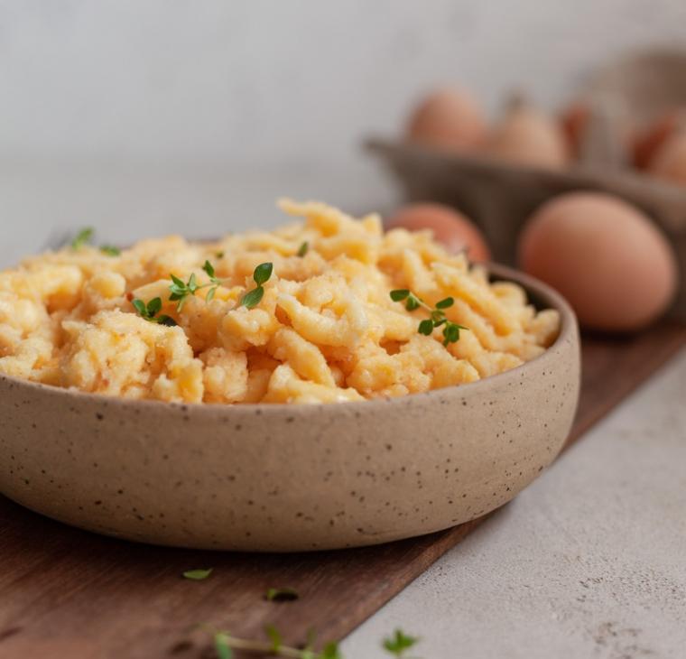 Brezglutenski špecli (Spaetzle) z maslenimi drobtincami