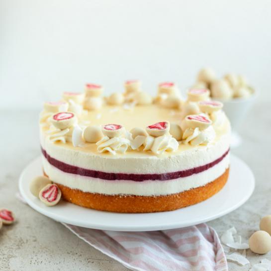 Torta kokos, bela čokolada, jagoda