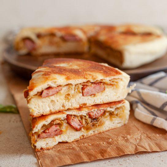 Nadevani naan sendviči s kislim zeljem in klobaso