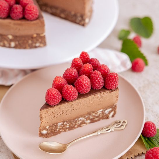 Čokoladna torta z malinami brez peke