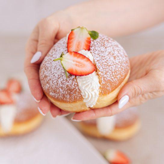 Krofi s chantilly kremo in jagodami