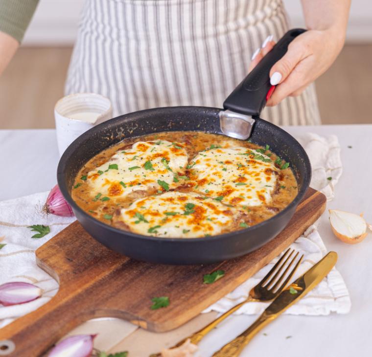 Gratinirani svinjski zrezki v čebulno sirni omaki