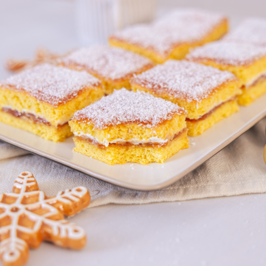Babičina dobrota z jagodno marmelado in kokosom