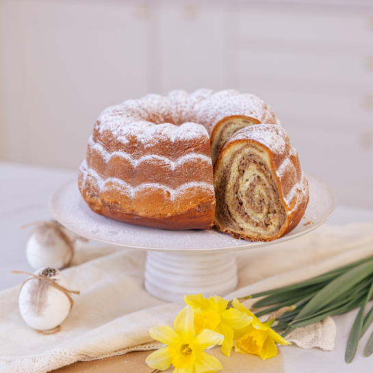 Tradicionalna orehova potica v potičnici