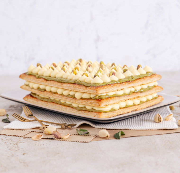 Mille-feuille torta s pistacijo in vanilijevo kremo