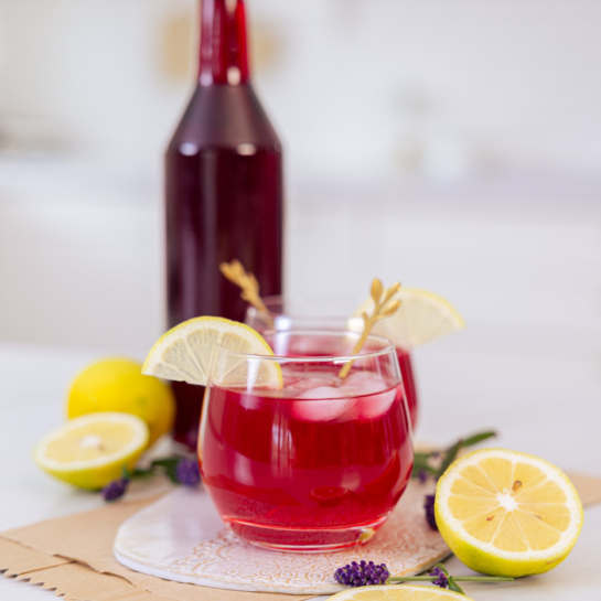 Sivkin sirup z limono in borovnicami