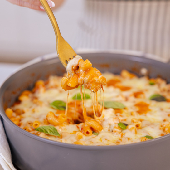 Poletni one pot makarončki z jajčevci in mocarelo